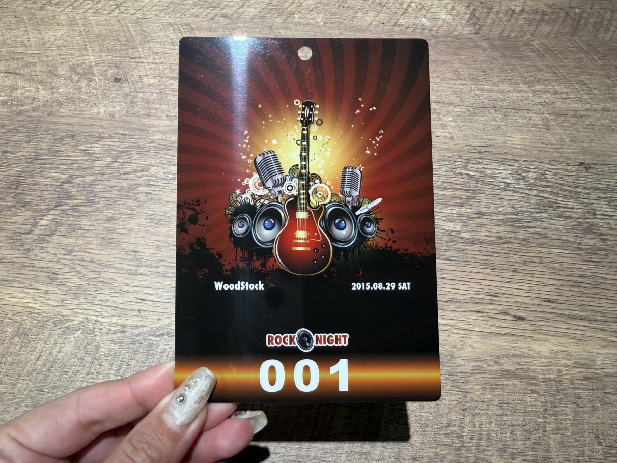 ラミネートで光沢イベントパスは作れる？耐久性・高級感・オプションまで徹底解説【UV印刷マット仕上げも紹介】